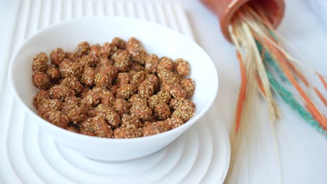 cacahuetes cubiertos de sésamo en un cuenco blanco
