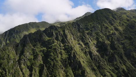acercamiento aéreo a una hermosa montaña en verano, los árboles son verdes, las nubes pasan en un cielo azul, ariege, pirineos - francia