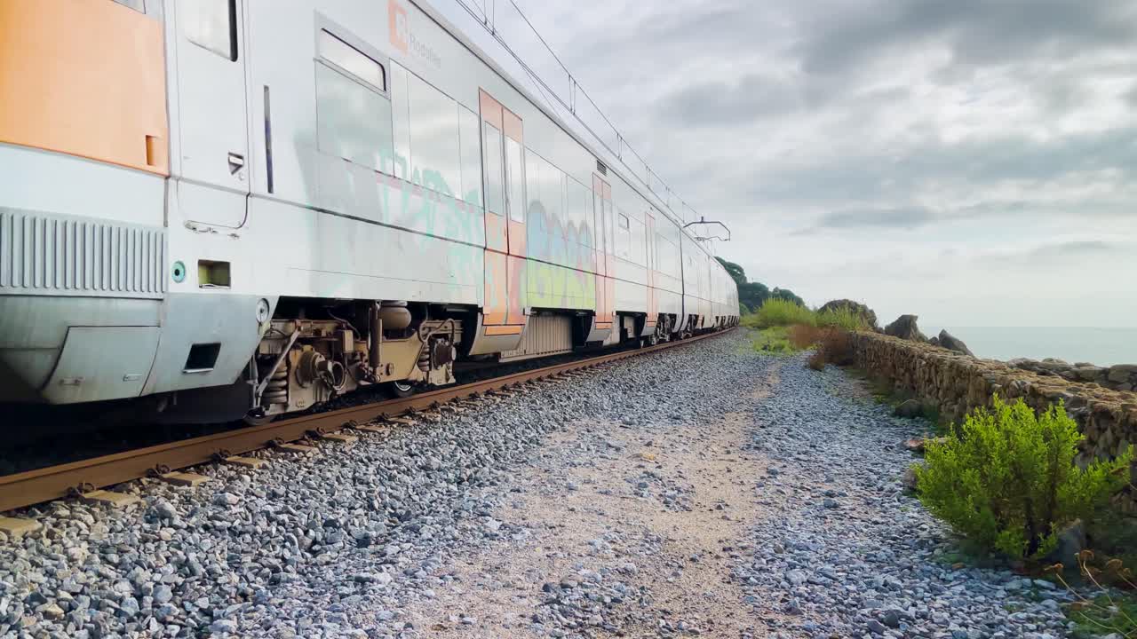 tren rodalies barcelona paseo por la costa brava vistas al mar sant pol de mar cataluña