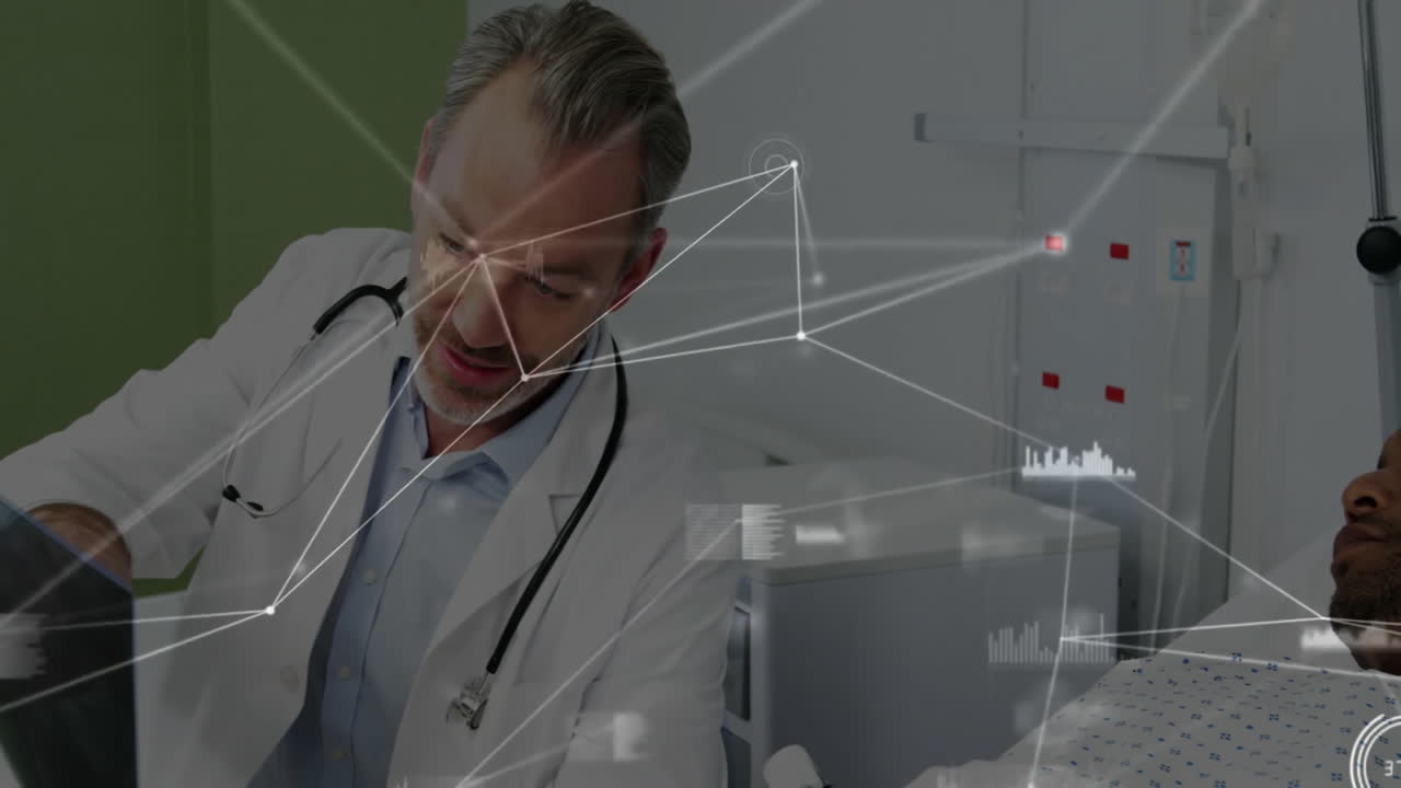 médico examinando al paciente con animación de visualización de datos sobre equipos médicos