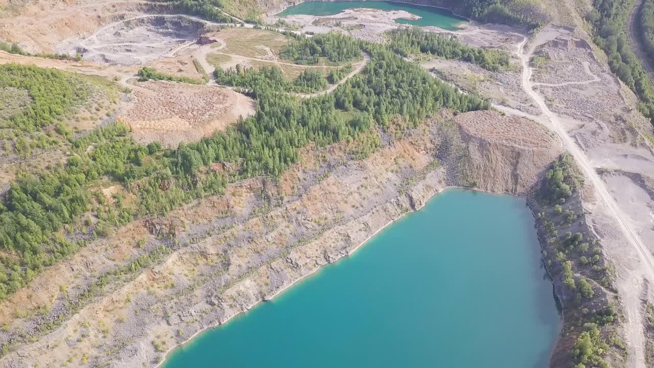 푸르키즈색 호수 를 가진 광산 의 공중 사진