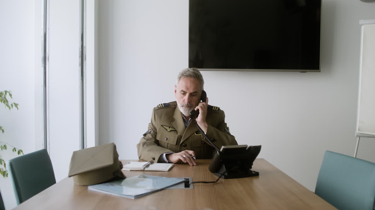 은이 전화하고 있어