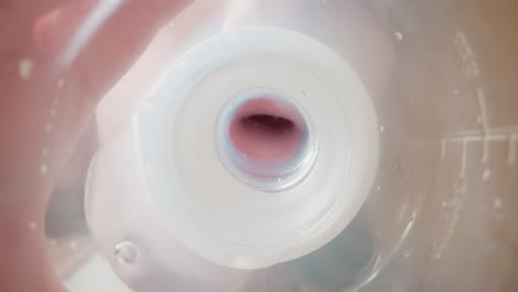 el niño bebe agua usando el pezón blanco y pone la botella en la mesa