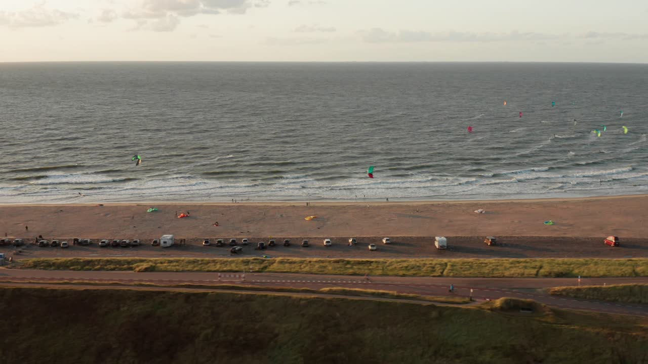 kitesurfistas cerca de la playa de domburg durante la puesta de sol