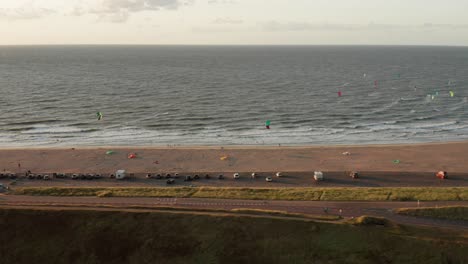 Kitesurfer-Nahe-Dem-Strand-Von-Domburg-Während-Des-Sonnenuntergangs