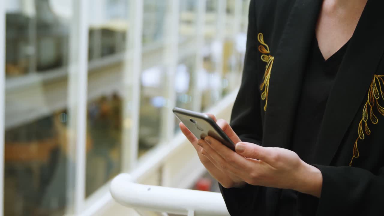 사무실에서 휴대폰을 사용하는 사업가 4k