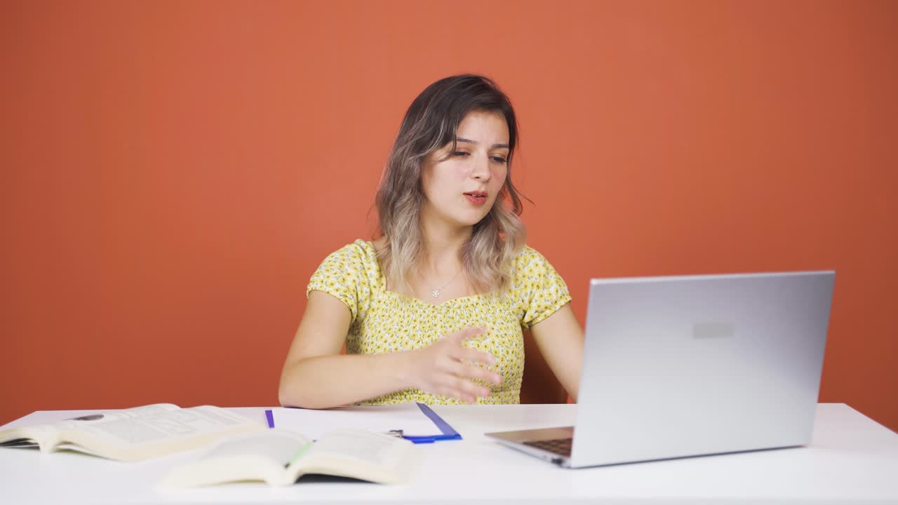 la joven que se enojó por lo que vio en la computadora portátil.