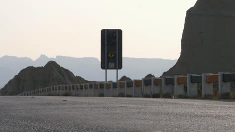 aviso de señal de tráfico junto a la barrera de tráfico de la autopista en baluchistán