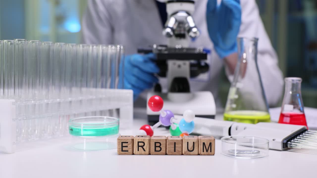 Holzwürfel bilden das Wort Erbium in einem hellen klinischen Labor.