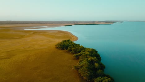 toma aérea de la playa desierta y el océano, colombia, la guajira