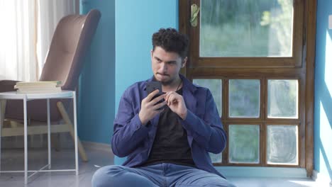 hombre enviando mensajes de texto con expresión feliz con su novia.