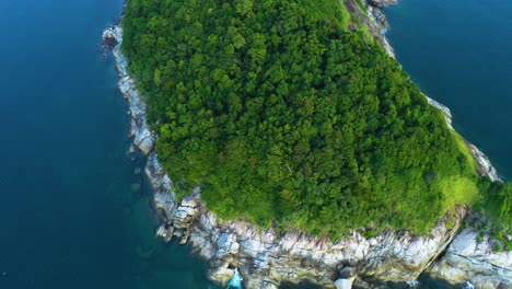 Vista-Aérea-De-Koh-Pu-Cerca-De-La-Playa-De-Kata-En-Phuket,-Tailandia