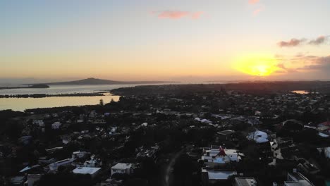 Amanecer-Sobre-El-Suburbio-Costero-De-Auckland-Con-Vista-A-La-Isla-De-Rangitoto