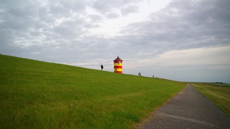 Kleiner-Schöner-Pilsumer-Leuchtturm-Auf-Einer-Grasbewachsenen-Düne-In-Deutschland