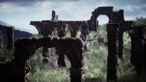 antiguas ruinas en un valle de montaña