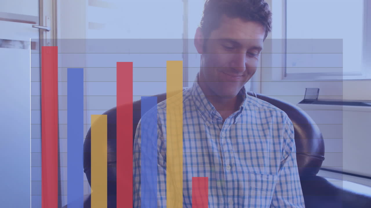 animación de procesamiento de datos digitales sobre empresario caucásico usando tableta