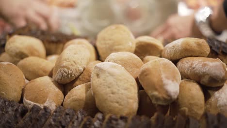 Frisch-Gebackenes-Brot-Am-Buffettisch