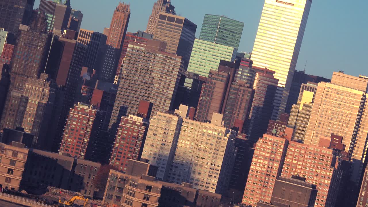 Un'angolazione distorta di grattacieli a Manhattan, New York City.