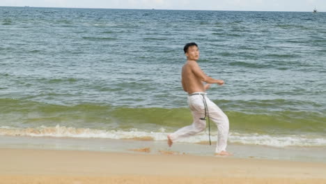 Mann-Tanzt-Capoeira-Am-Strand