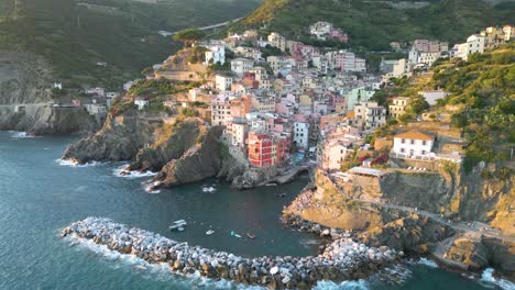 Ciudad-De-Cinque-Terre-De-Riomaggiore-Durante-La-Hermosa-Puesta-De-Sol-De-Verano-En-Italia