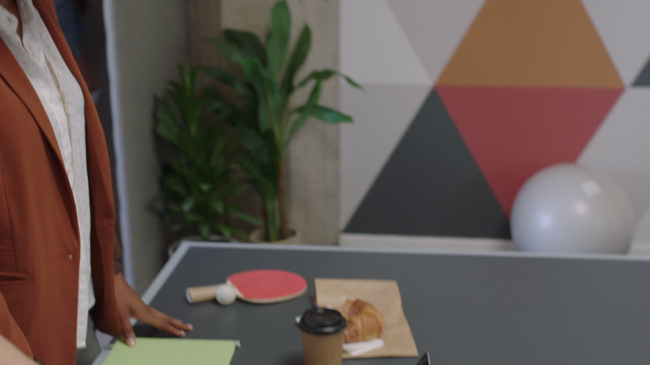 mujeres de negocios multiétnicas intercambiando ideas para un proyecto de investigación utilizando datos gráficos en una computadora portátil jefa embarazada estrategia de intercambio en el lugar de trabajo moderno de la oficina