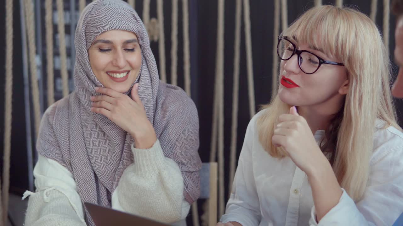 카페에서 여성 비즈니스 회의