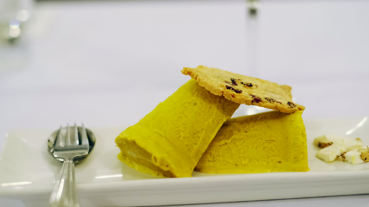 reinterpretación gourmet del plato kulfi indio con crumble de mango, pistacho y turrón