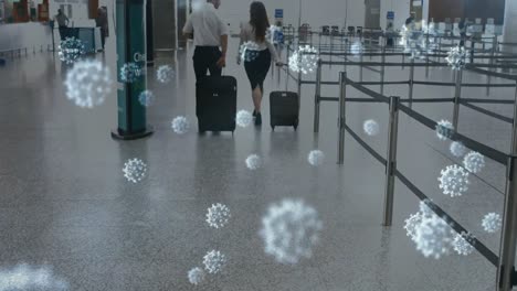 animación de células de covid-19 flotantes sobre trabajadoras y trabajadores del aeropuerto caucásicos caminando en el aeropuerto