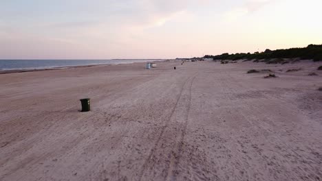 Schöne-Aufsteigende-Luftaufnahme-Eines-Langen-Sandigen-Leeren-Ostseestrandes-Bei-Liepaja-Nach-Dem-Sonnenaufgang,-Ruhiges-Wasser-Und-Keine-Menschen,-Sommermorgen,-Weitwinkel-Aufschlussreiche-Drohnenaufnahme,-Die-Sich-Vorwärts-Bewegt