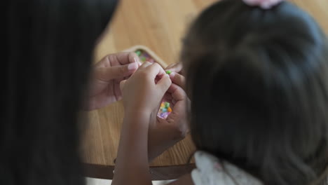 madre e hija haciendo artesanías juntos