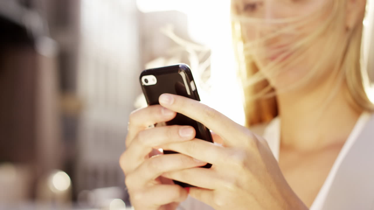 hermosa mujer rubia usando un teléfono inteligente llamarada solar concepto de energía de la luz solar