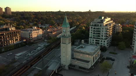 Toronto-Lcbo-Clocktower-Drone-Clip---Einschieben-Mit-Zug-Im-Hintergrund