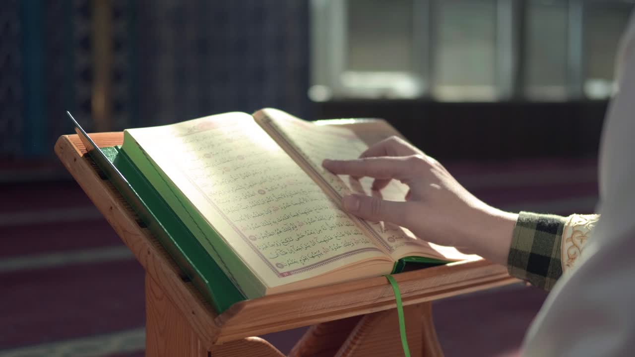 Uomo musulmano che legge il Corano in moschea 2