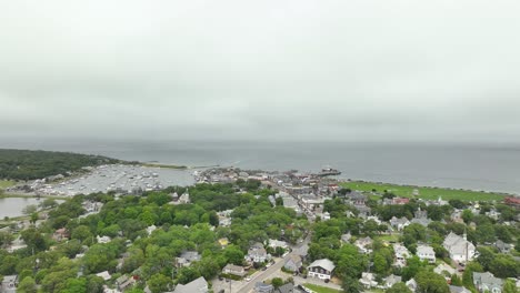 Disparo-De-Un-Dron-Acercándose-Al-Centro-De-Oak-Bluffs