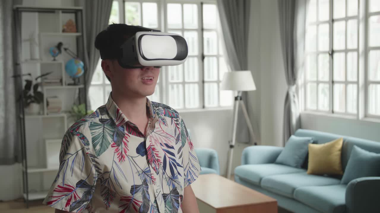 hombre experimentando la realidad virtual en casa