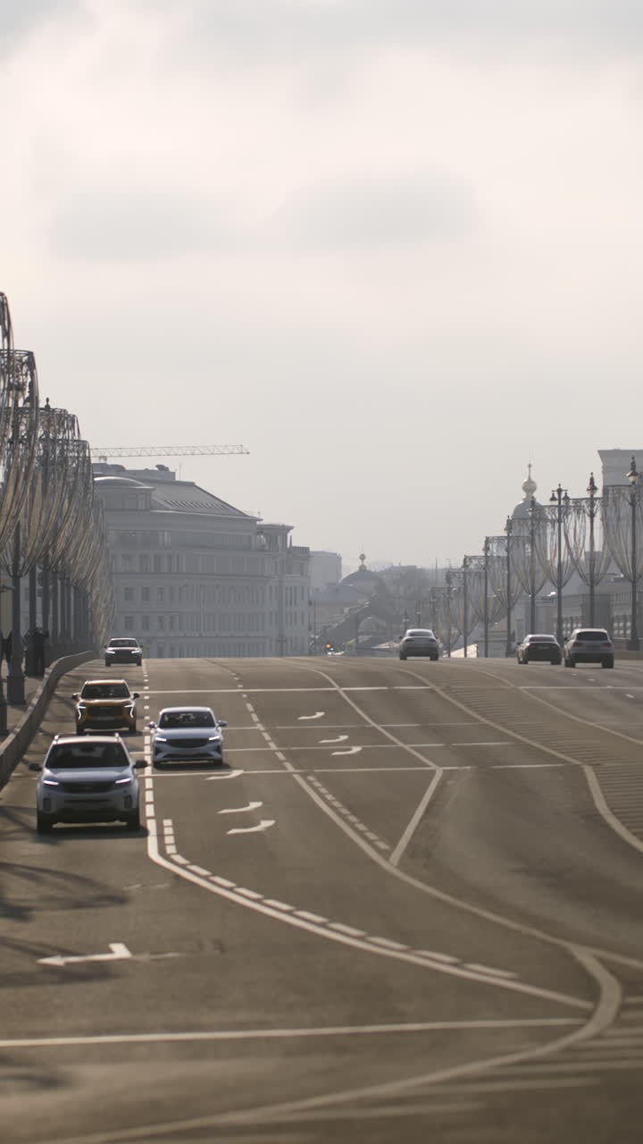 городская улица с машинами и зданиями