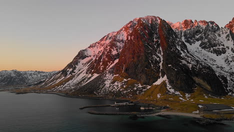 Vista-Aérea-Del-Puerto-Deportivo-Con-Las-Montañas-Rocosas-Al-Amanecer-En-La-Playa-De-Eggum,-Noruega