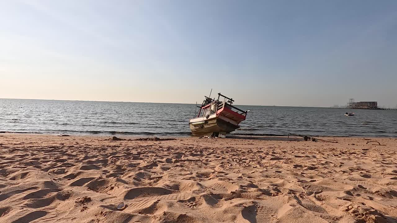 un barco descansa en la orilla arenosa de pattaya