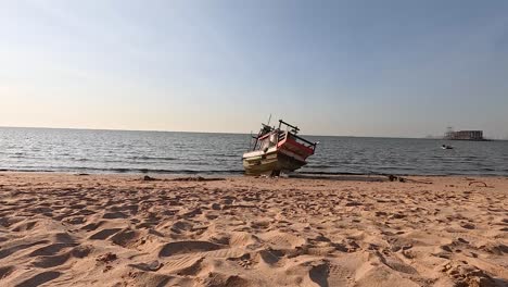 łódź spoczywa na piaszczystym brzegu pattaya.