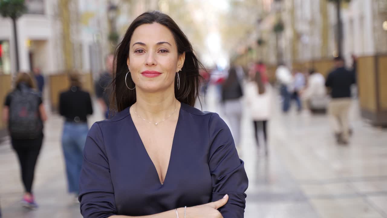 mujer caminando en un centro comercial
