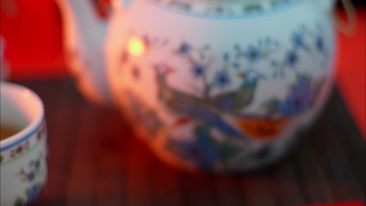 Servizio da tè cinese tradizionale e buste rosse per il Capodanno.