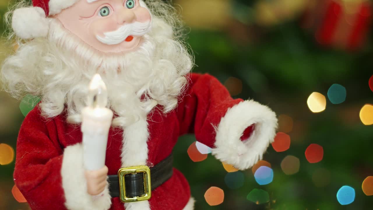 장난감 산타클로스가 배경 보케 조명에서 움직입니다.