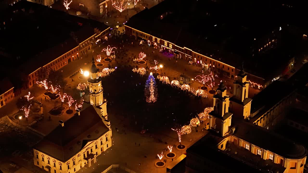 Albero di Natale e atrio di una città europea, ripresa aerea time-lapse