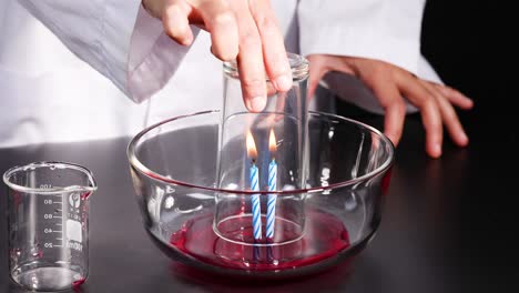 experimento de vela en un cuenco de vidrio