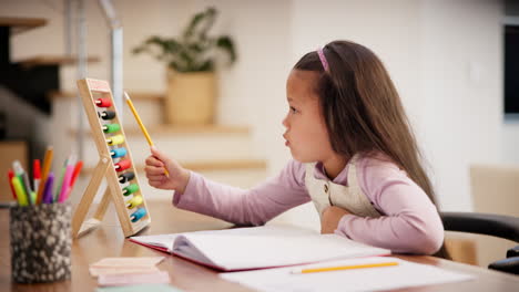 niña haciendo la tarea.