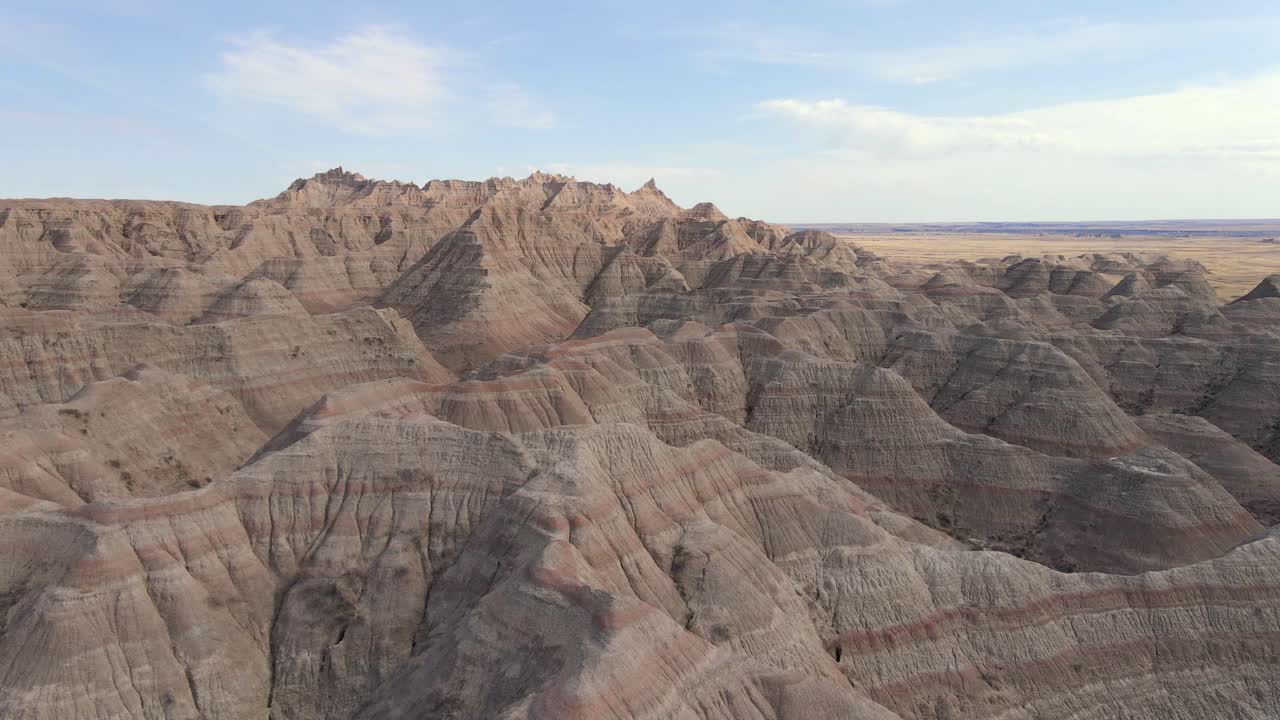 volando hacia adelante sobre las montañas de las colinas del desierto en el parque nacional badlands, dakota del sur, paisaje natural