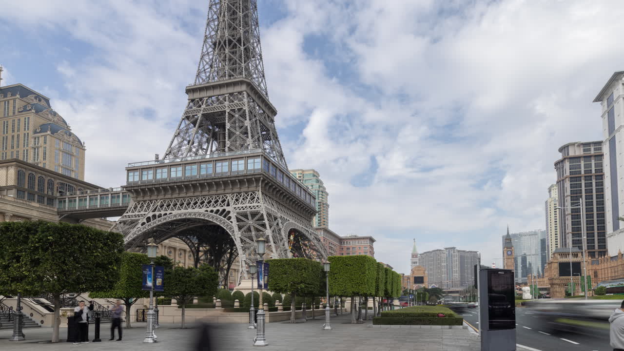 Time-lapse della replica della Torre Eiffel e di una strada cittadina a Macao.