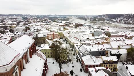 Campanario-De-La-Basílica-De-La-Catedral-De-Kaunas-Y-Casco-Antiguo-Cubierto-De-Nieve,-Vista-Aérea