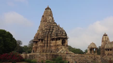 Toma-Panorámica-Del-Templo-Kandariya-Mahadev,-El-Templo-Jagdamba-Y-El-Templo-Chitragupta-En-Khajuraho,-Madhya-Pradesh