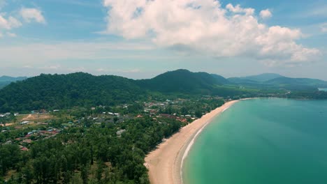 4K-Cinematic-nature-drone-footage-of-a-panoramic-aerial-view-of-the-beautiful-beaches-and-mountains-on-the-island-of-Koh-Lanta-in-Krabi,-South-Thailand,on-a-sunny-day